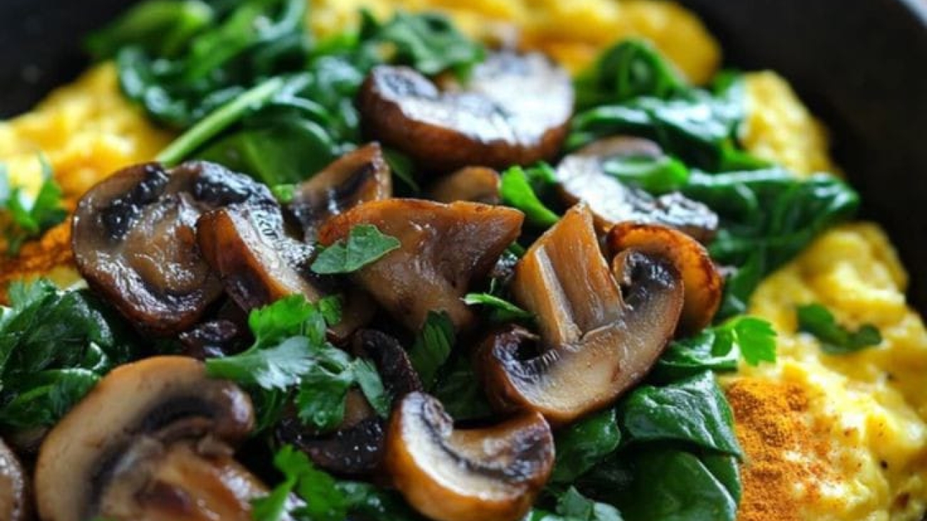 scrambled tofu with spinach snd omelette
